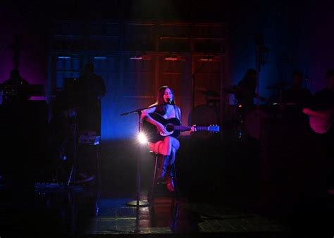 Kacey Musgraves Performs Her Single ‘Justified’ Naked On。